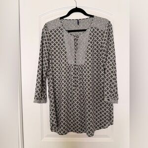 NYDJ Black & White Geometric Pintuck Blouse | V-Neck 3/4 Sleeve Size